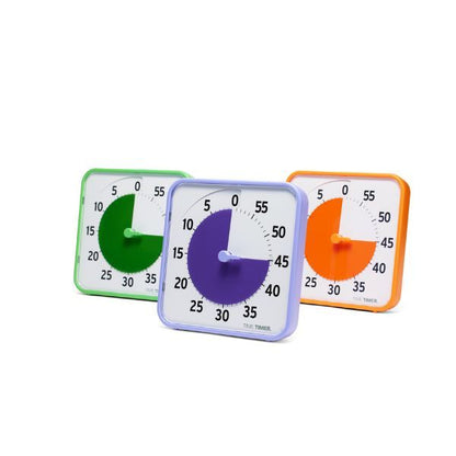 Sekundär kollektion av Time Timer Medium 3-pack placerade på rad i klassrumsmil