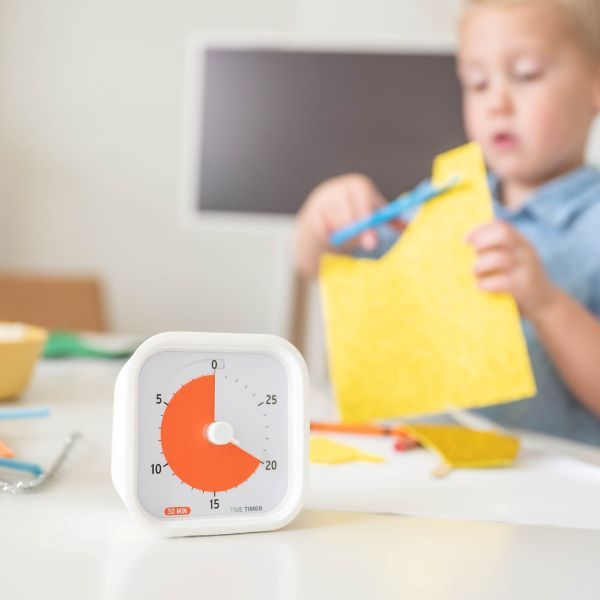 Barn arbetar med Time Timer MOD 30 min som visuellt hjälpmedel för att förstå tid.