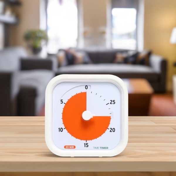 Time Timer MOD 30 min placerad på bordet i hemmiljö för tydlig tidshantering.