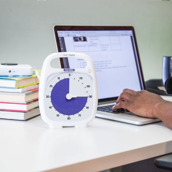 Time Timer PLUS 120 min används på skrivbord – hjälper till att hålla fokus vid arbete