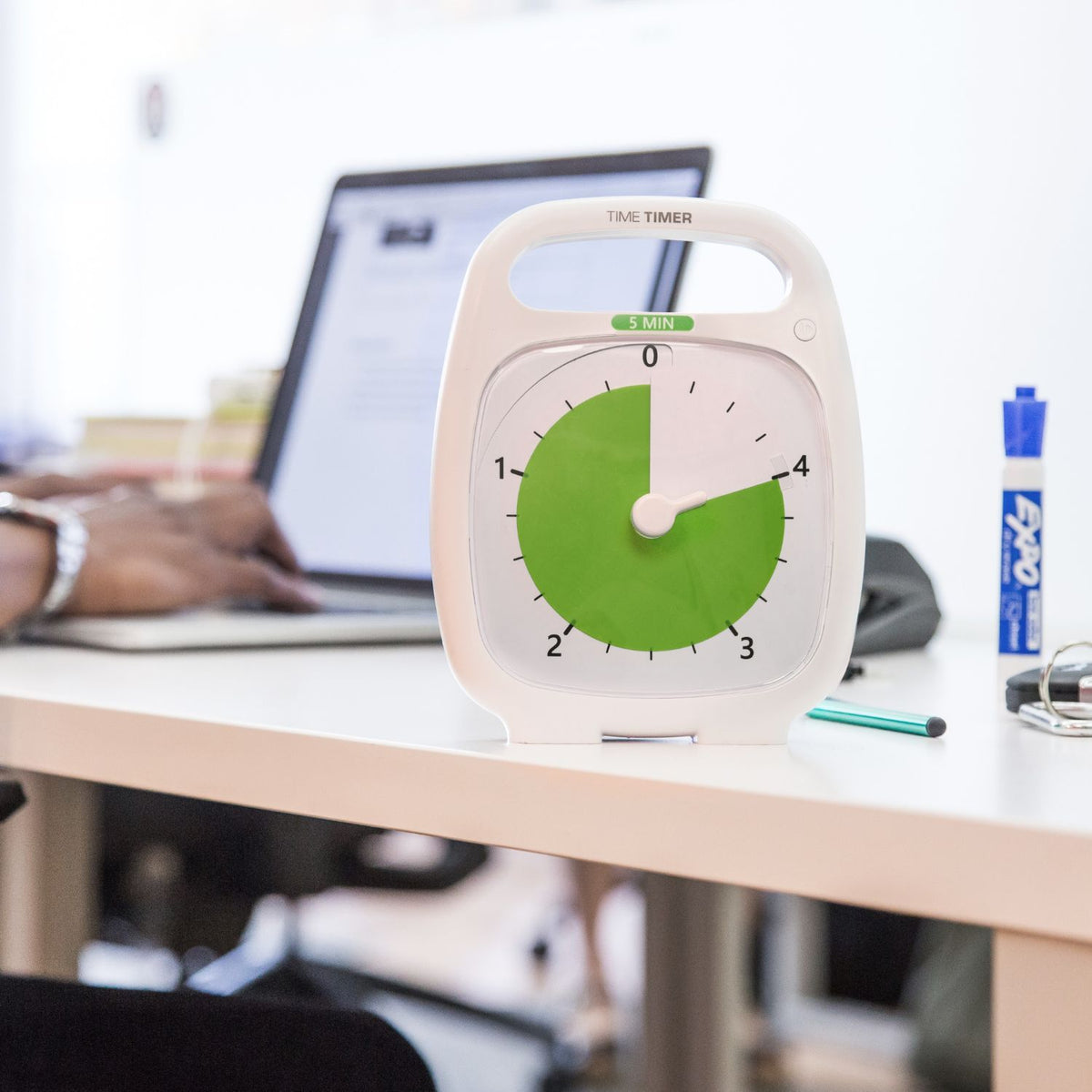 Time Timer PLUS 5 min på skrivbord vid arbete framför dator