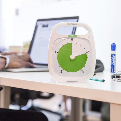 Time Timer PLUS 5 min på skrivbord vid arbete framför dator