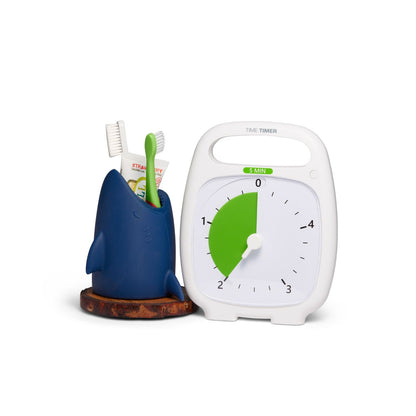 Time Timer PLUS 5 min bredvid tandborstar för att visualisera tiden vid tandborstning