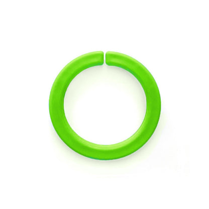 Limegrönt Tuggarmband Bangle i närbild, visar slittålig yta.