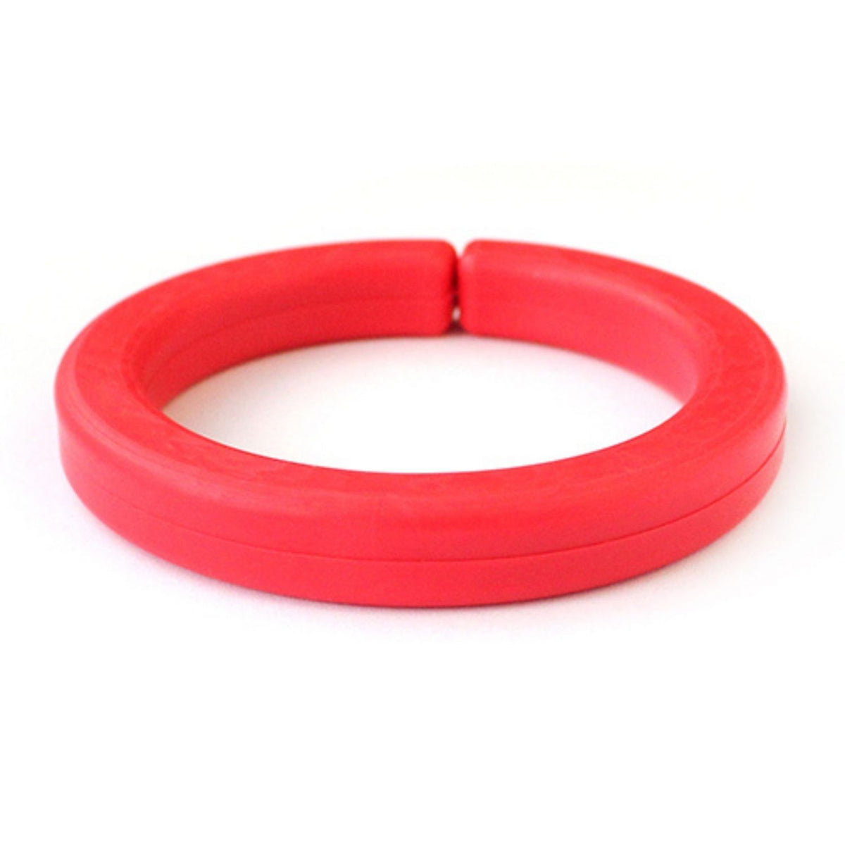 Rött Tuggarmband Bangle på nära håll, perfekt för NPF-hjälpmedel.