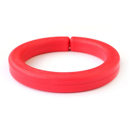 Rött Tuggarmband Bangle på nära håll, perfekt för NPF-hjälpmedel.