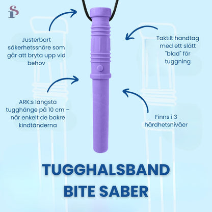 Lila tugghalsband i sabelform med taktila detaljer och justerbart säkerhetssnöre, för sensoriskt stöd vid NPF.