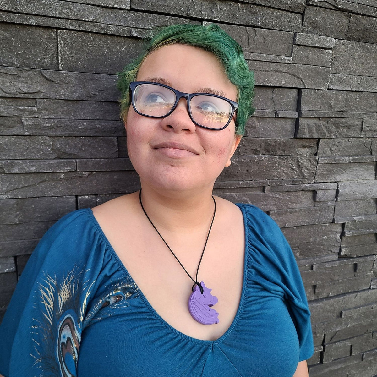 Vuxen bär Chewnicorn Sensory-halsband, diskret tuggstimulans för NPF.
