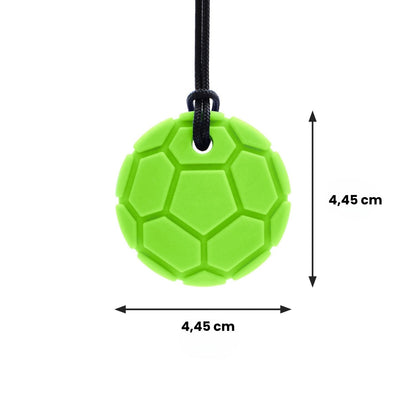 Storleksjämförelse av tugghalsband fotboll, ca 4,5 cm i diameter.