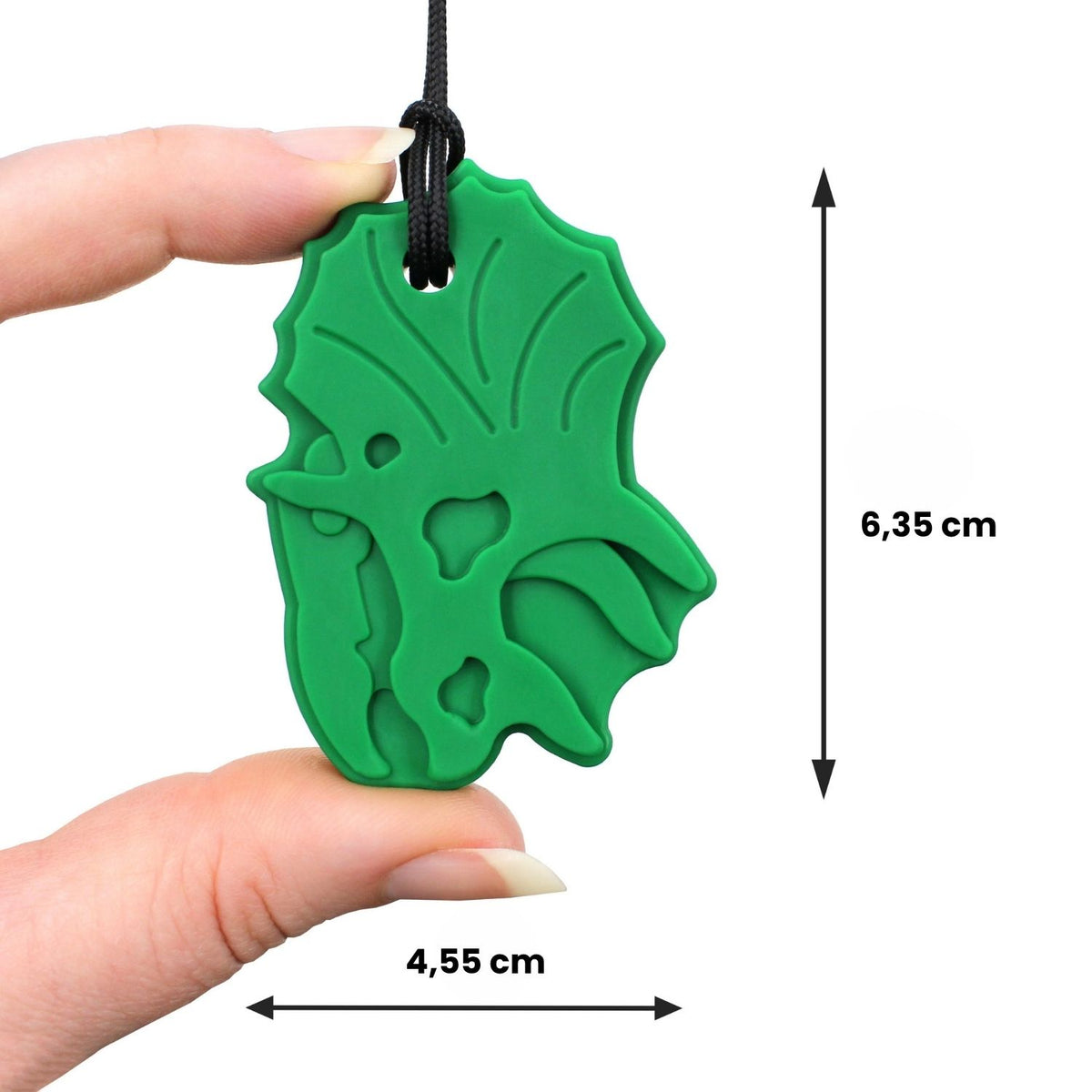 Storleksjämförelse av Triceratops-halsband, ca 6,3 cm högt och 4,6 cm brett.