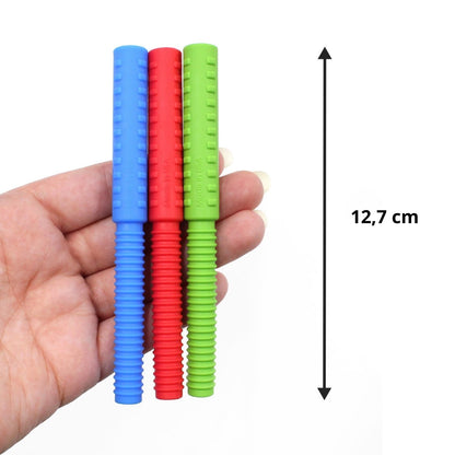Hand håller tre tugghjälpmedel i olika färger, 12,7 cm långa.